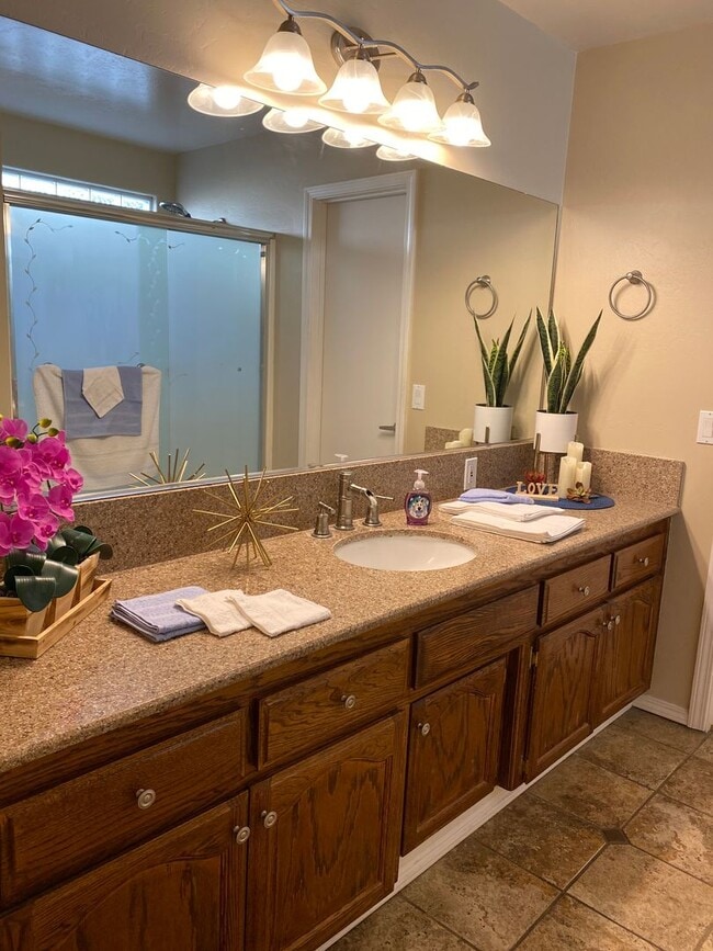 Building Photo - Best Deal in SW Bakersfield. Fully furnished home with a Pool