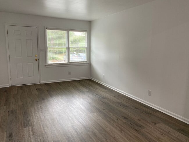Building Photo - Adorable 2 Bedroom, 1 Bath in East Raleigh near Cary Crossroads - Pet Friendly!