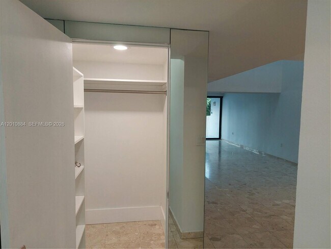Building Photo - 255 Poinciana Island Dr