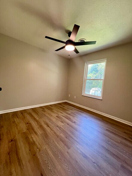 Building Photo - 1402 Hicks Rd