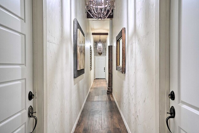 Building Photo - 3704 San Bernardo Ave