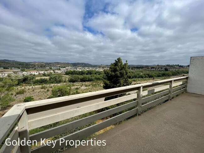 Building Photo - Welcome to this stunning duplex located in beautiful Bonsall!