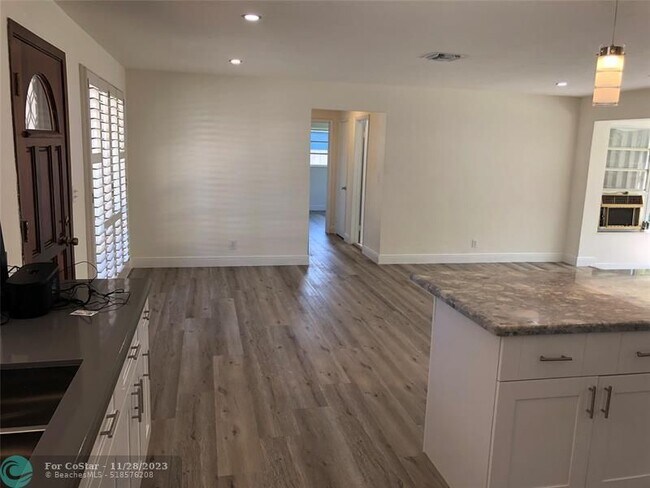 Building Photo - 807 SE 9th Terrace