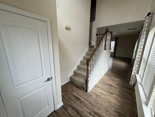Building Photo - Like new 3 Bedroom townhouse with 2 car ga...