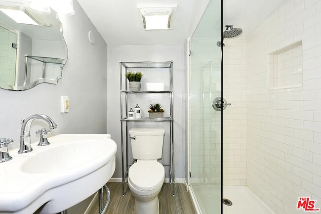 Building Photo - 3844 Goldwyn Terrace