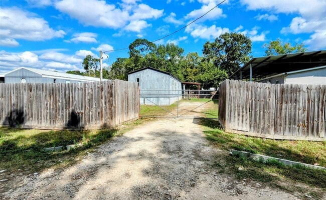 Building Photo - 2555 Lee Turner Rd