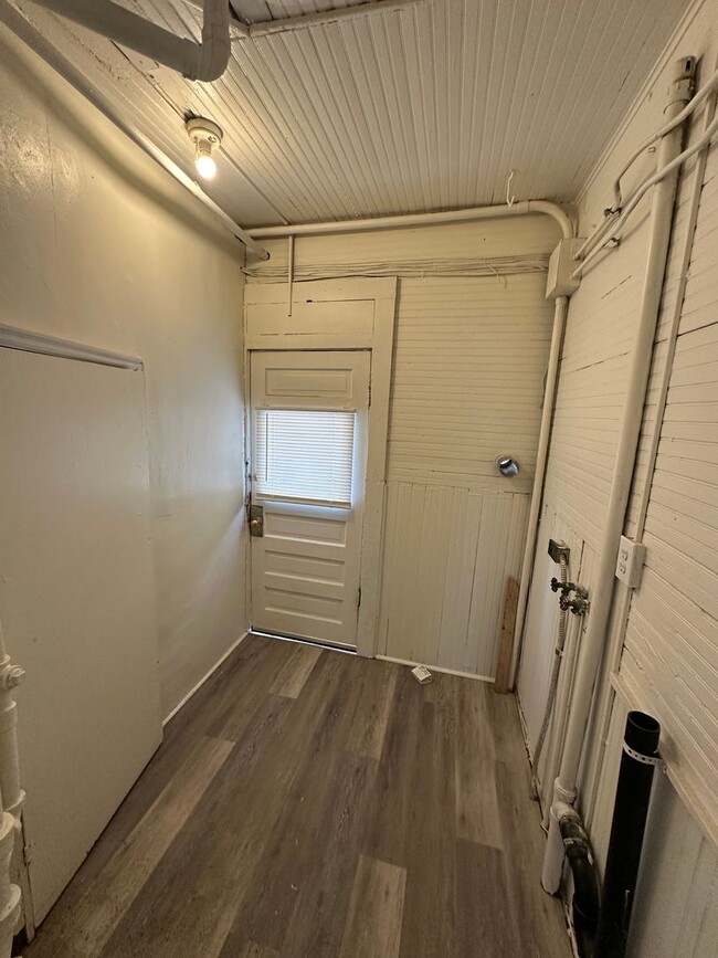 Building Photo - AJE1825