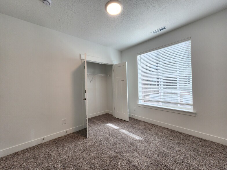 Building Photo - 4735 S Alder Dr