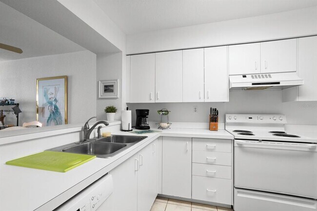 Building Photo - 6093 Bahia Del Mar Cir N