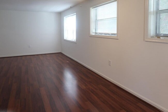 Building Photo - Modern Three Bedroom Condo! Minutes to Congress Heights Metro!