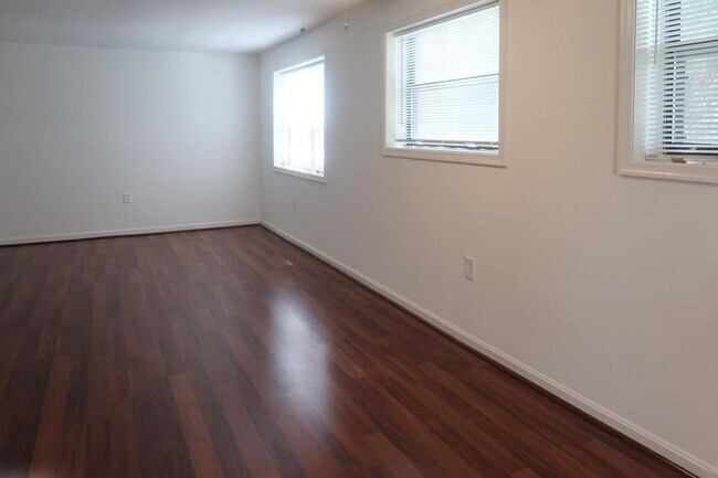 Building Photo - Modern Two Bedroom + Den Condo! Minutes to Congress Heights Metro!