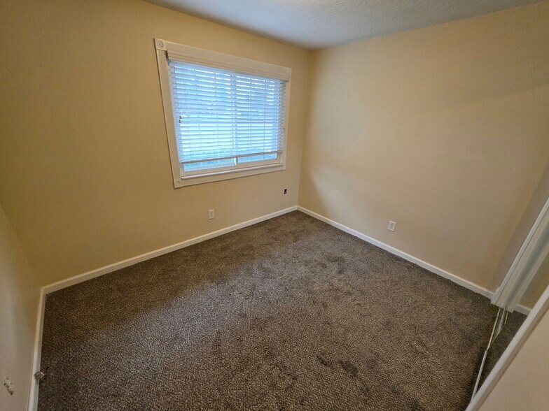 Building Photo - 935 E Huron River Dr