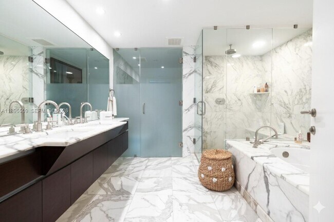 Building Photo - 2627 S Bayshore Dr