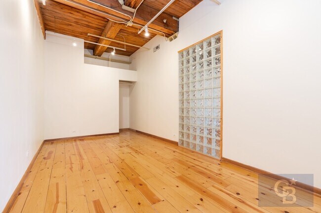 Building Photo - 913 W Van Buren St