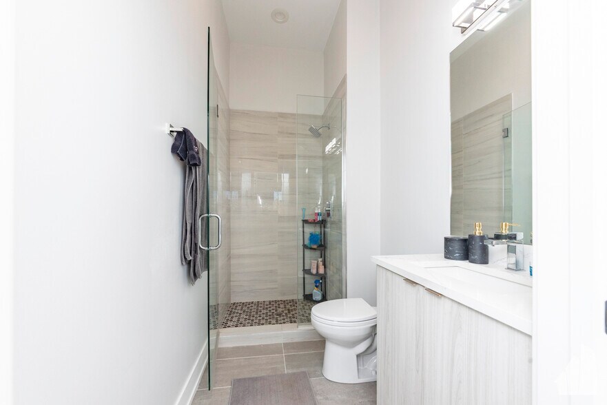 Building Photo - 2322 N Clark St