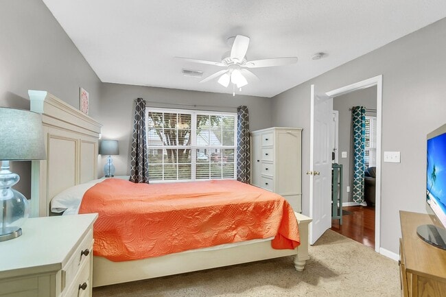 Building Photo - Spacious Townhome Prime Location!