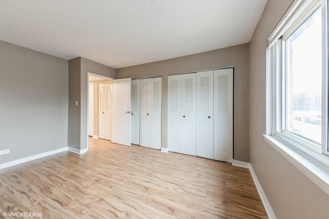 Building Photo - 9423 Bay Colony Dr