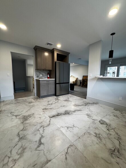 Building Photo - 2357 Linwood Ave