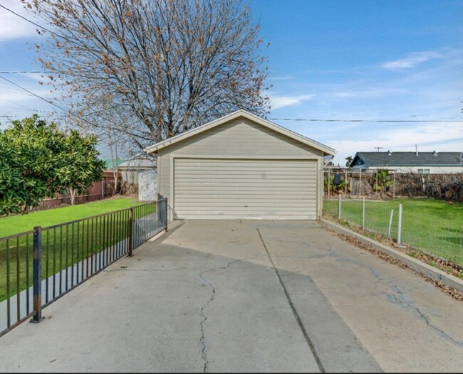 Building Photo - Charming 2 bed 1 bath Home  in Oildale $1,...