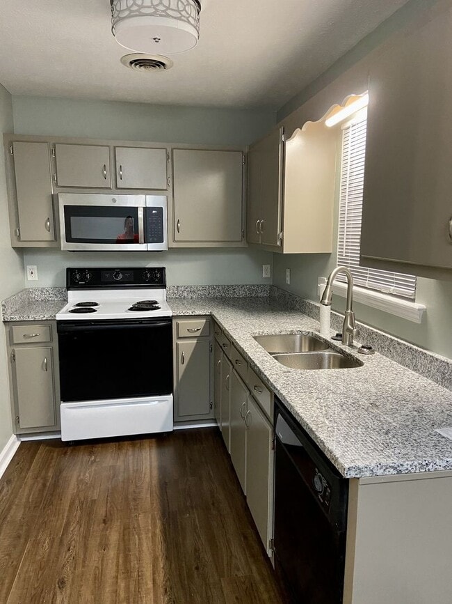 Building Photo - Cozy Home Close to MTSU