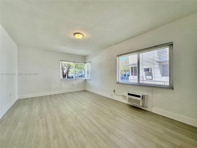 Building Photo - 955 Bay Dr