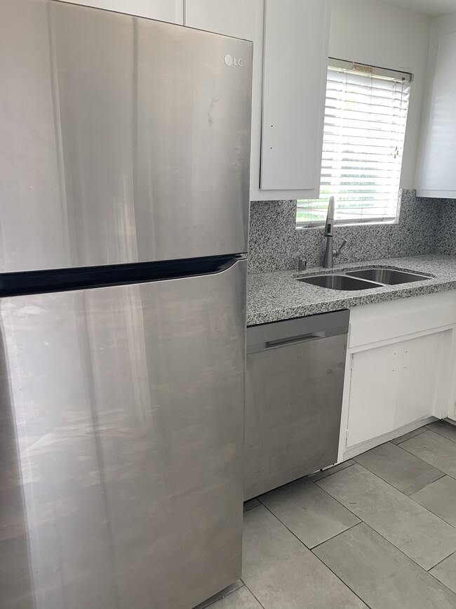 Building Photo - 10350 Almayo Ave