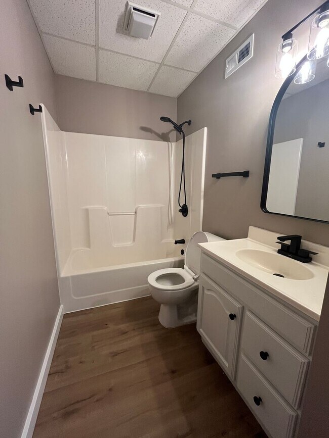 Building Photo - Nice Recently Renovated 3 Bedroom Duplex i...