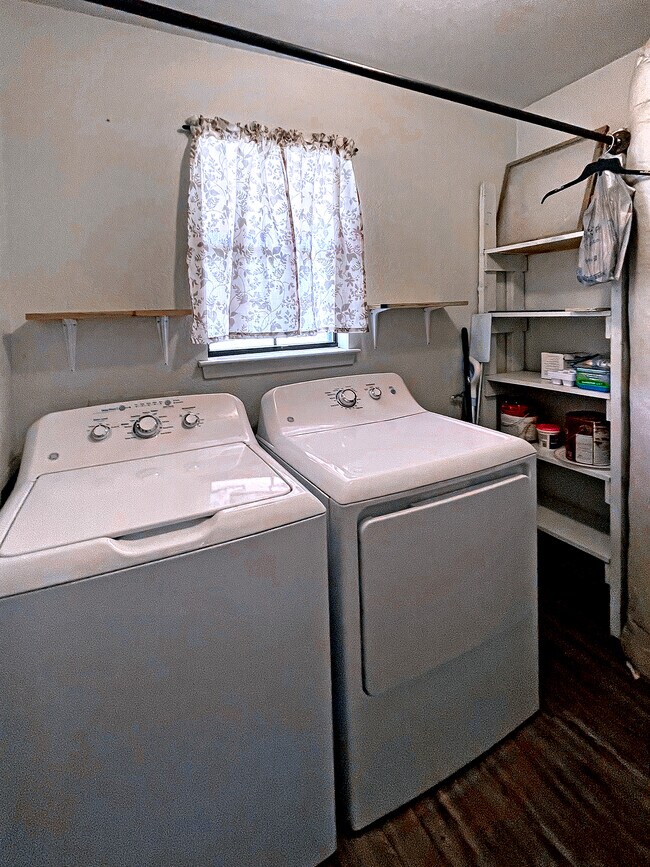 Building Photo - 10642 FM 906