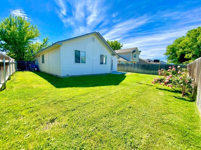 Building Photo - 3 bedroom 2 bath Walking Distance to Sage Valley Middle School