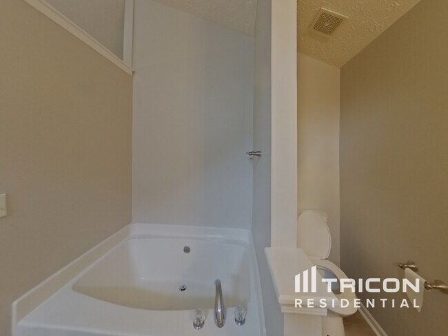 Building Photo - 9521 Lakeview Rd