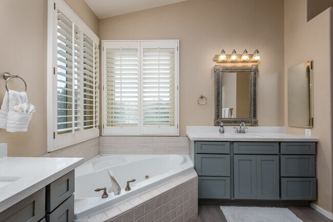 Building Photo - 6417 E Marilyn Rd