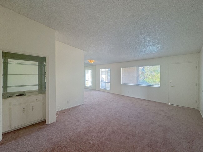 Building Photo - Sunny Spacious Upstairs Condo in Gated Bldg w/Pool by Highland Elementary School