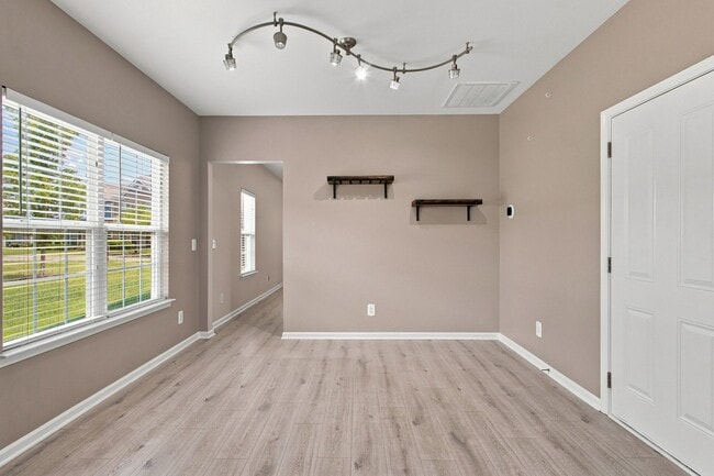 Building Photo - 2055 Hemlock Dr