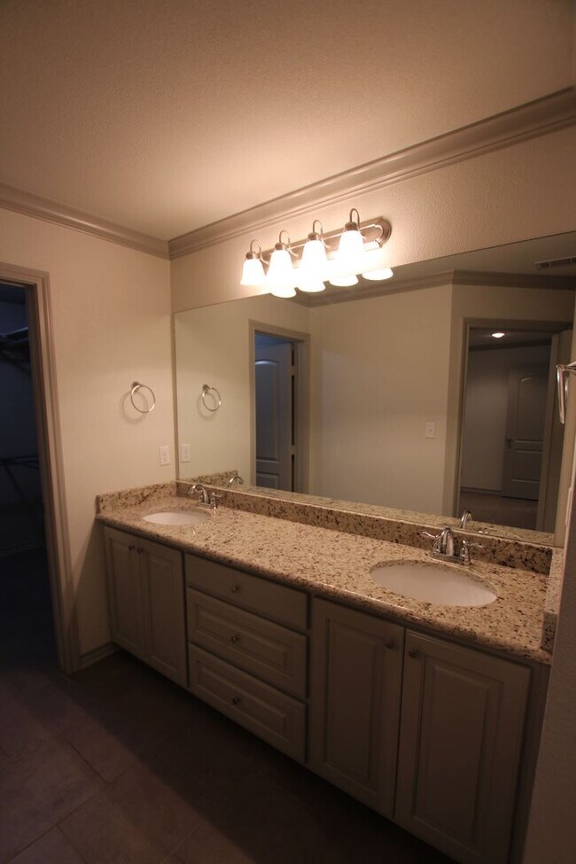 Building Photo - 6320 Villa Rosa Way