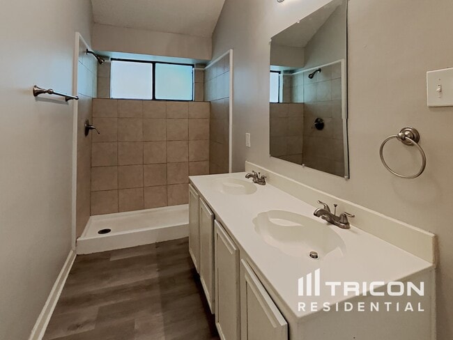 Building Photo - 212 Sunset Dr