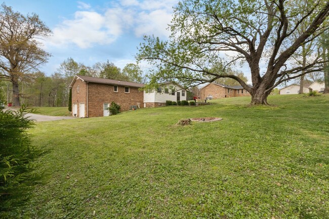 Building Photo - 2560 Memorial Dr