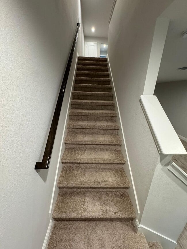 Building Photo - Beautifully maintained 3-bedroom, 2.5-bath townhome