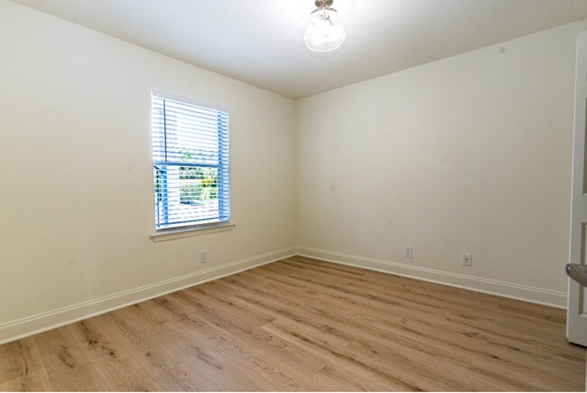Building Photo - Spacious 2 Bedroom, 2 Bathroom Condominium...