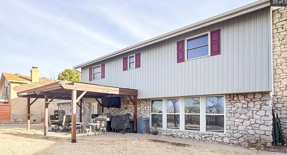 Building Photo - 11501 Carriage Dr