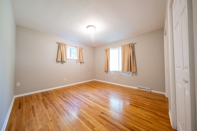 Building Photo - 3800 Fernbrook Ln N