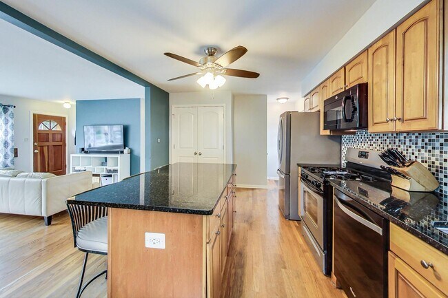 Building Photo - 1304 N Mitchell Ave