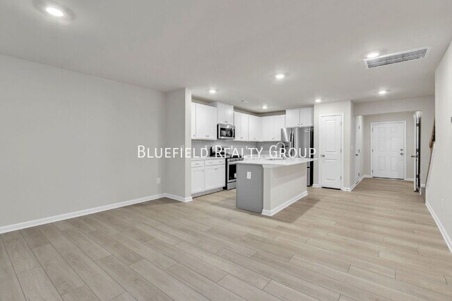 Building Photo - 808 Harper St