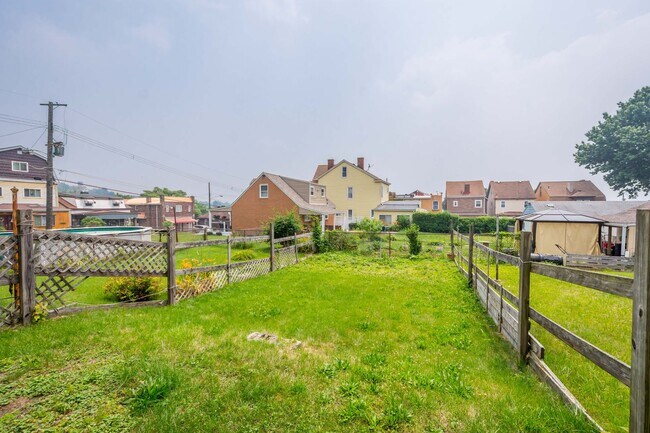 Building Photo - SCORE 1ST MONTH'S RENT FREE IF SIGNED BY APRIL 10! Spacious 3 bedroom home in Mt. Oliver availabl...