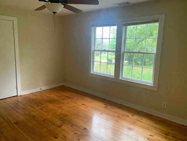 Building Photo - 3 Bedrooms, 1 Bathroom - Home in East Rome!