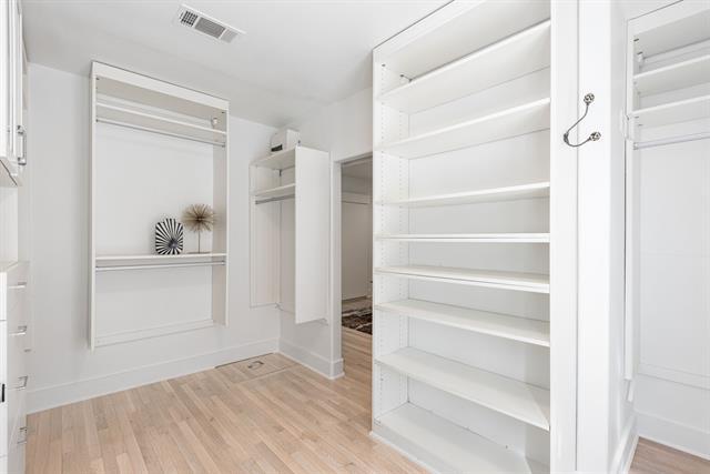 Building Photo - 3622 S Versailles Ave