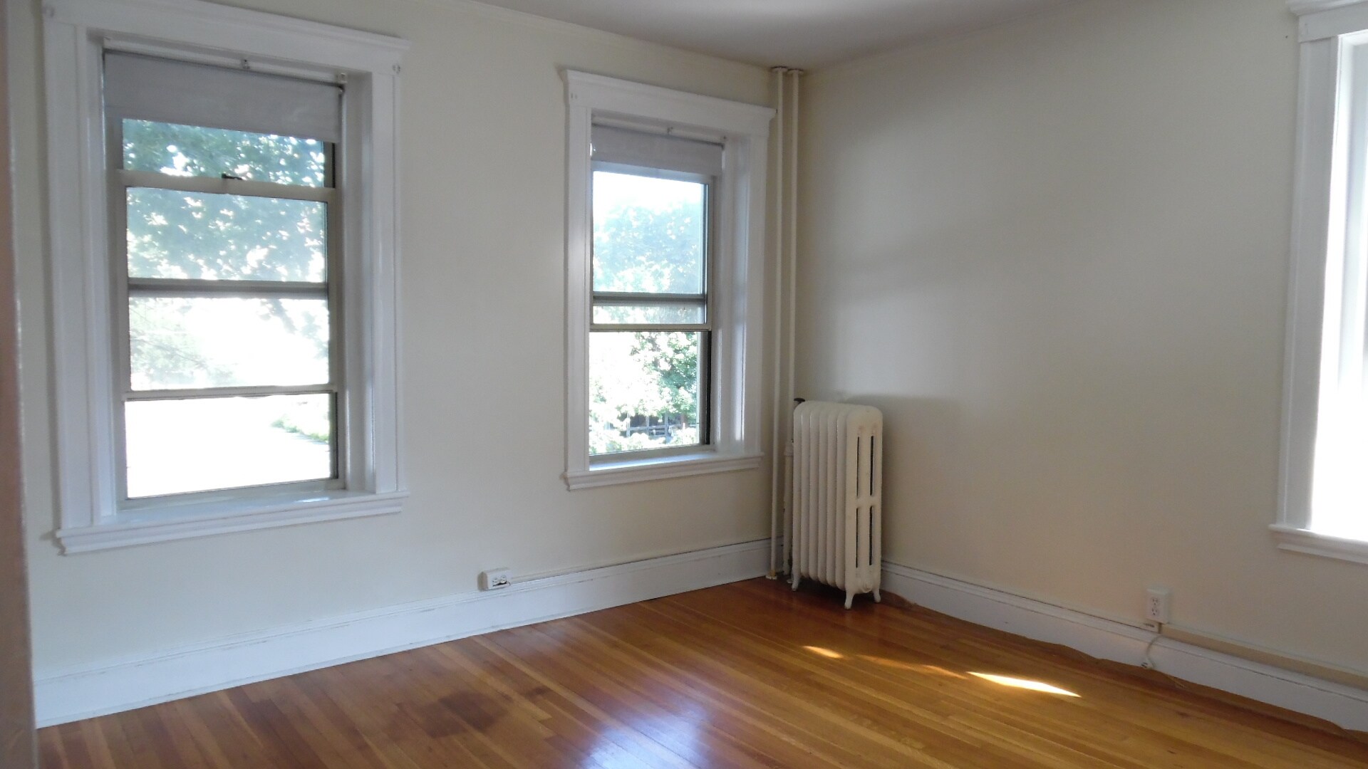 Building Photo - 90 Maple St