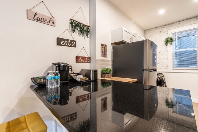 Building Photo - Urban Elegance in the Heart of the South Side