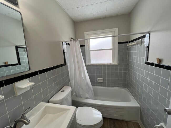 Building Photo - Adorable 2 Bedroom Home Available in Overland!