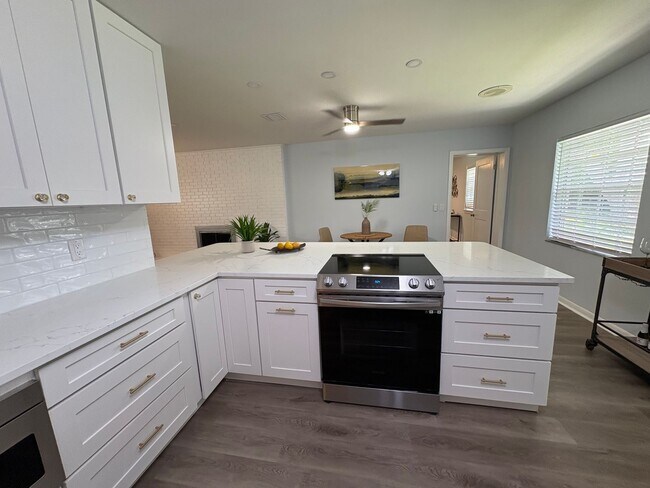 Building Photo - 2510 Lake Ellen Dr