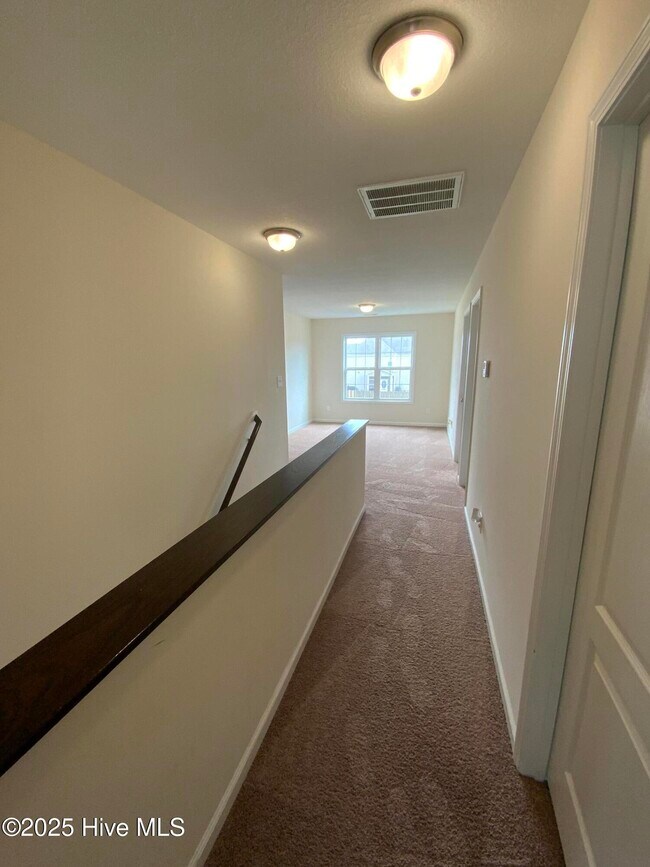 Building Photo - 909 Roswell Ln